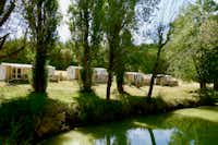 Domaine du Lac de Neguenou - Ferienwohnungen im Grünen auf dem Campingplatz