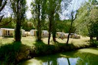 Domaine du Lac de Neguenou - Ferienwohnungen im Grünen auf dem Campingplatz