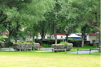 Domaine du Lac de Neguenou - Leere Stellplätze im Grünen auf dem Campingplatz