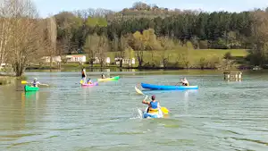 Domaine du Lac de Neguenou - Wassersportaktivitäten auf dem See am Campingplatz