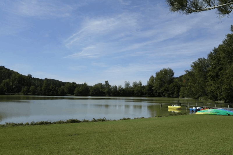 Domaine du Lac de Neguenou - der See und der grasbewachsene Strand