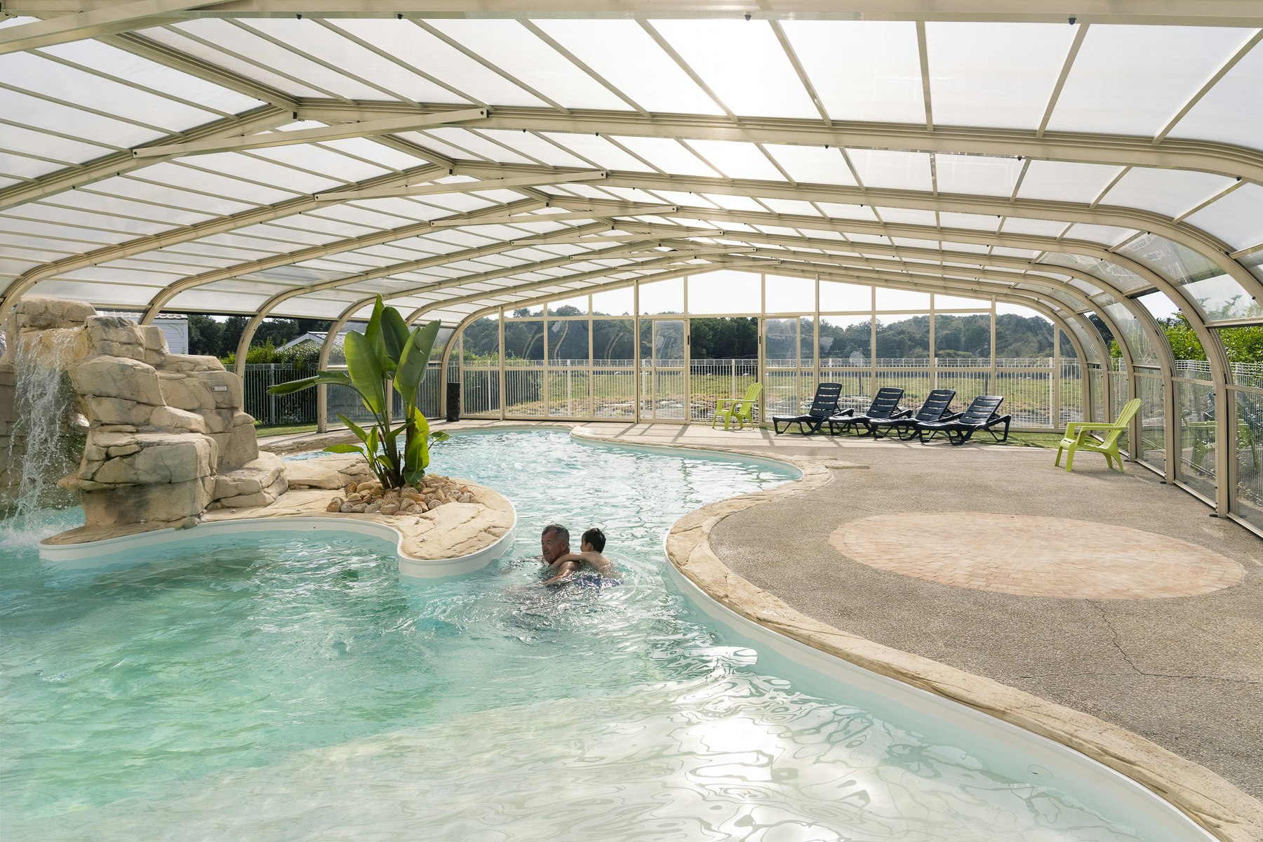 Domaine du Mès - Überdachter Pool auf dem Campingplatz