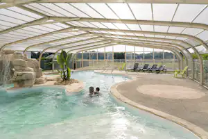 Domaine du Mès - Überdachter Pool auf dem Campingplatz