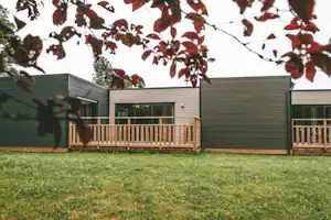 Domaine du Moulin Neuf - Mobilheim mit Terrasse auf dem Campingplatz