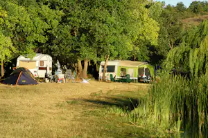 Domaine Naturiste du Petit Arlane Domaine du Petit Arlane - Standplätze unter Bäumen in grüner Umgebung