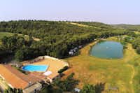 Domaine du Petit Arlane - Campingplatz Pool und Teich aus der Vogelperspektive