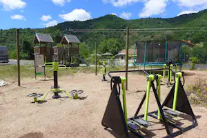 Domaine du Pra de Mars - Spielplatz und outdoor Sportgeräte auf dem Campingplatz