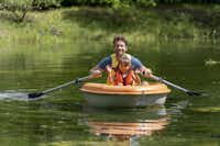 Domaine du Verdon  - Gäste fahren ein Beiboot im See des Campingplatzes