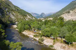 Domaine du Verdon - Übersicht auf das gesamte Campingplatz Gelände mit Blick auf die Berge