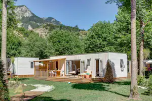 Domaine du Verdon - Mobilheim mit Veranda im grünen auf dem Campingplatz