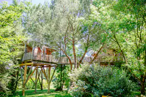 Domaine Ecôtelia - Baumhäuser auf Campingplatz