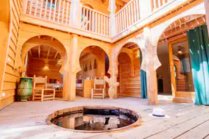 Domaine Ecôtelia - Hottub in Gebäude auf Campingplatz