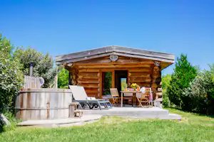 Domaine Ecôtelia - Mobilheim mit Hottub auf Campingplatz