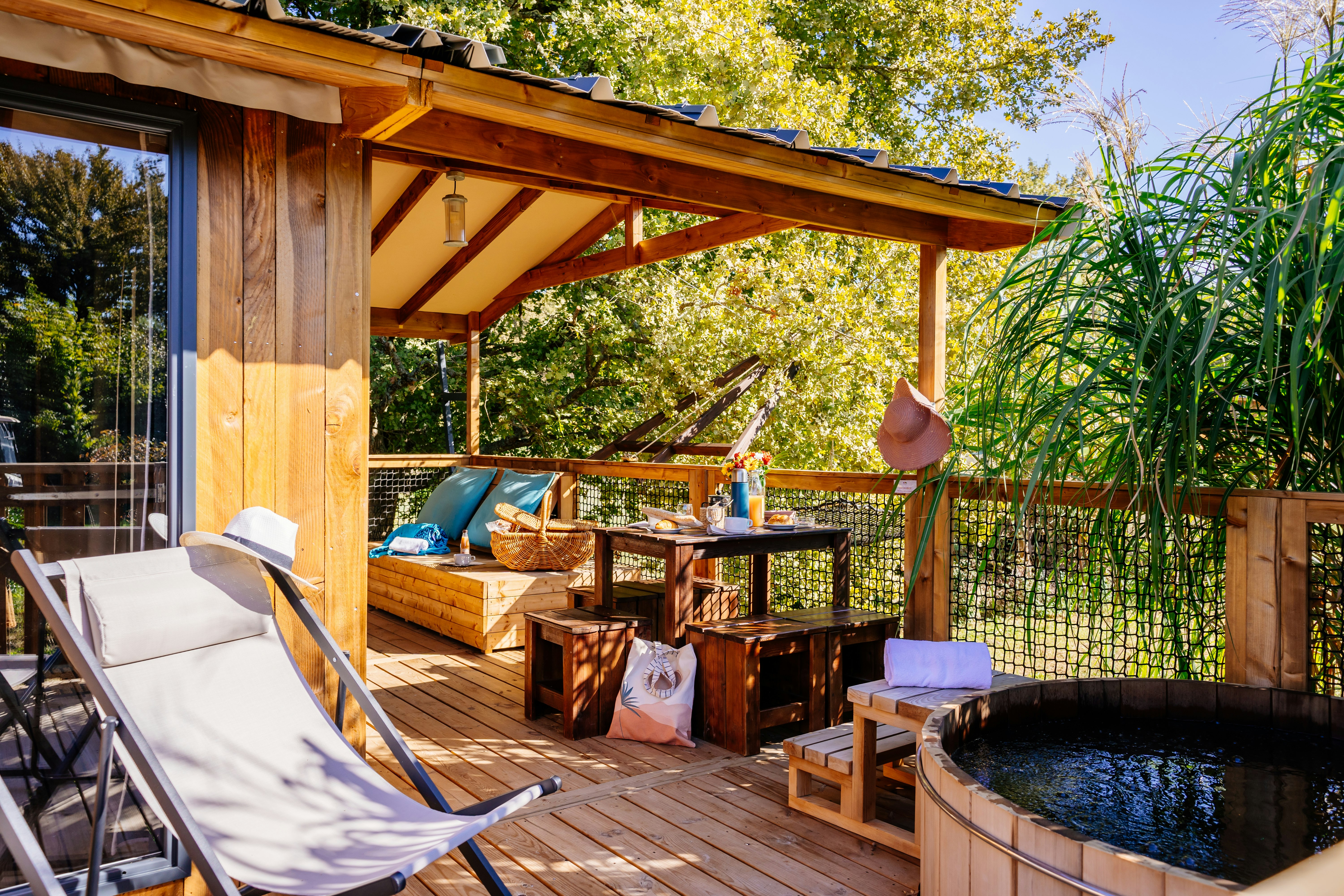 Domaine Ecôtelia - Terrasse Mobilheim mit Hottub