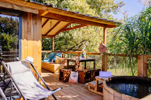Domaine Ecôtelia - Terrasse Mobilheim mit Hottub
