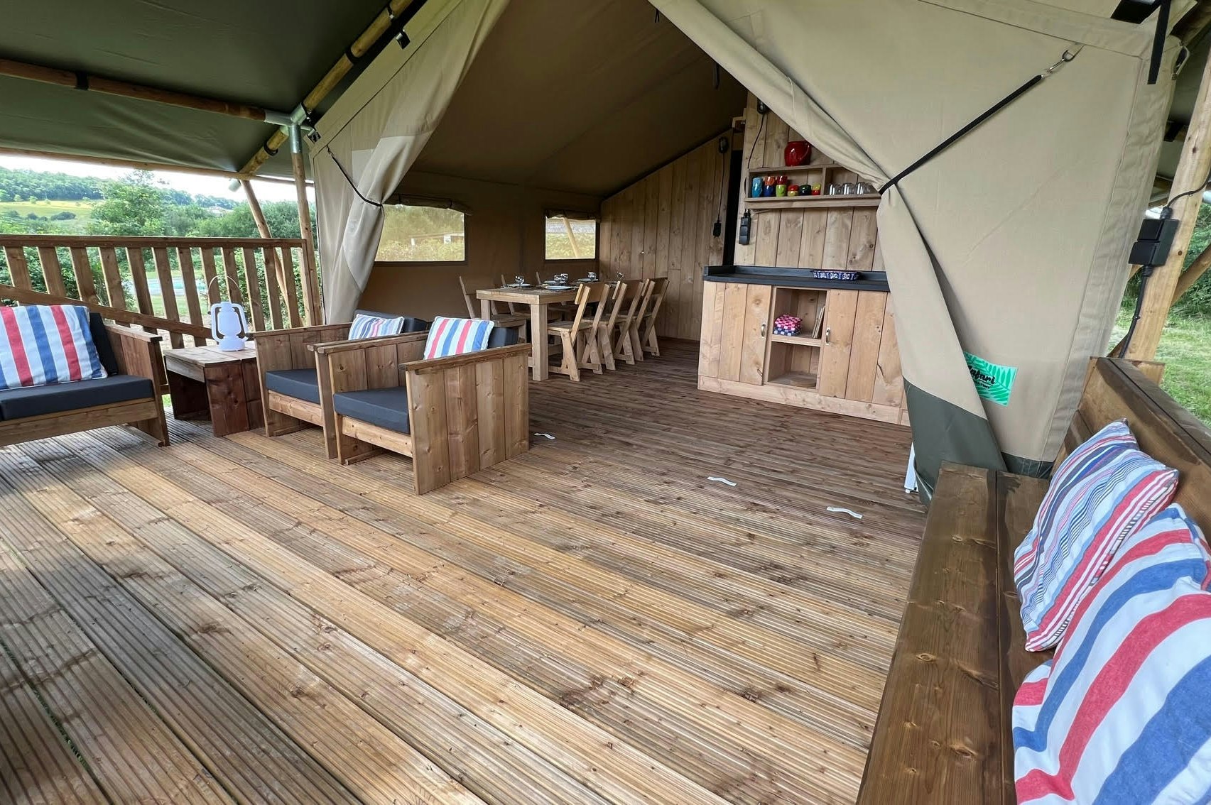 Domaine La Barbe  - Innenansicht eines Glamping-Zeltes mit Terrasse