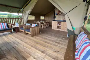 Domaine La Barbe - Innenansicht eines Glamping-Zeltes mit Terrasse