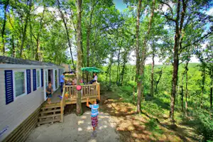 Domaine La Paille Basse - Camper auf der Veranda vom Mobilheim auf dem Campingplatz im Grünen