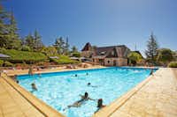 Domaine La Paille Basse - Gäste des Campingplatzes schwimmen im Pool
