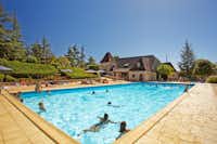 Domaine La Paille Basse - Gäste des Campingplatzes schwimmen im Pool