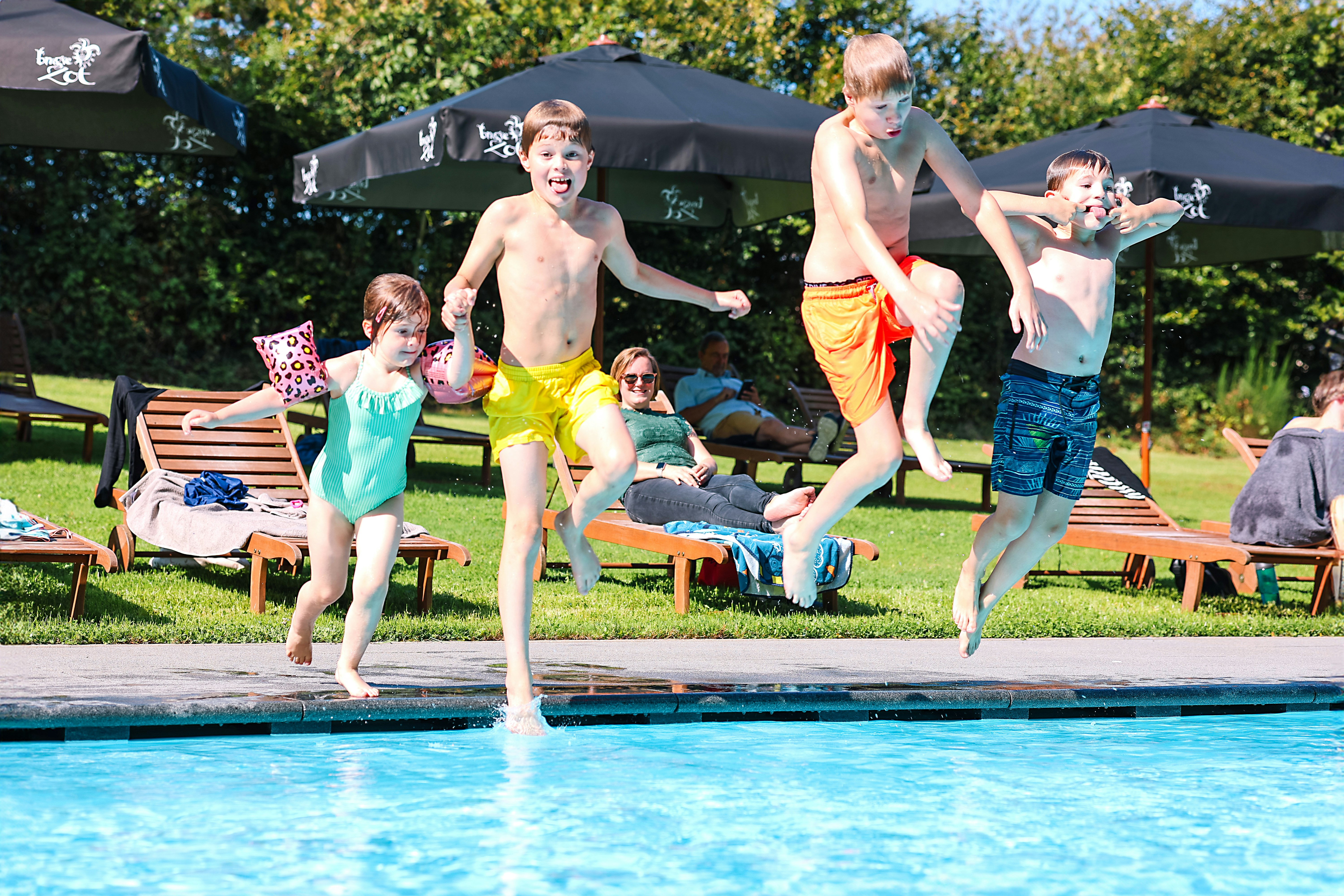 Domaine le Boulac - Kinder springen in den Pool im Freien