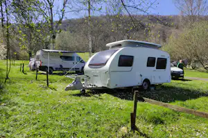 Domaine Le Chanet - Standplätze auf der Wiese auf dem Campingplatz