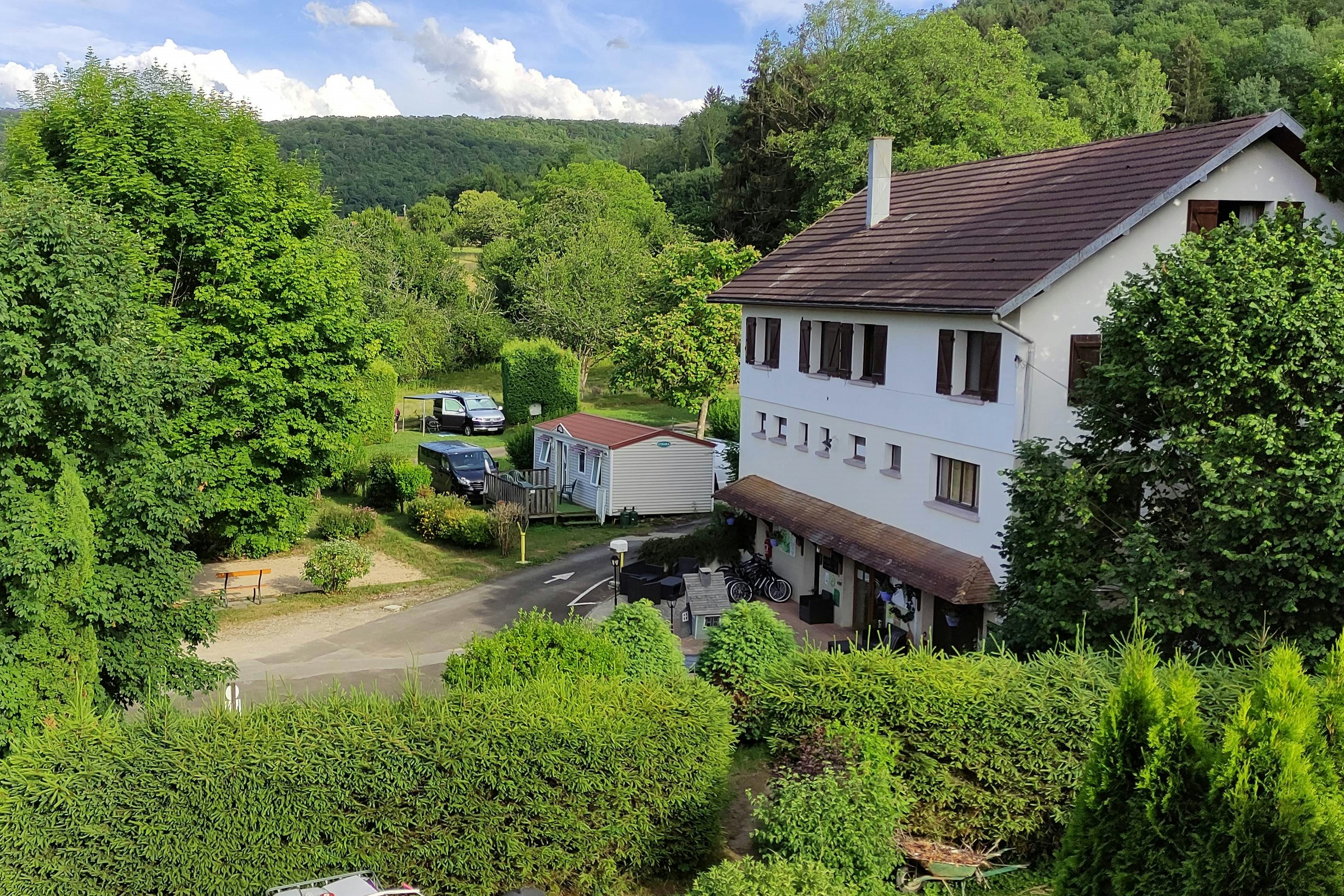 Domaine Le Chanet - Blick auf das Servicegebäude des Campingplatzes