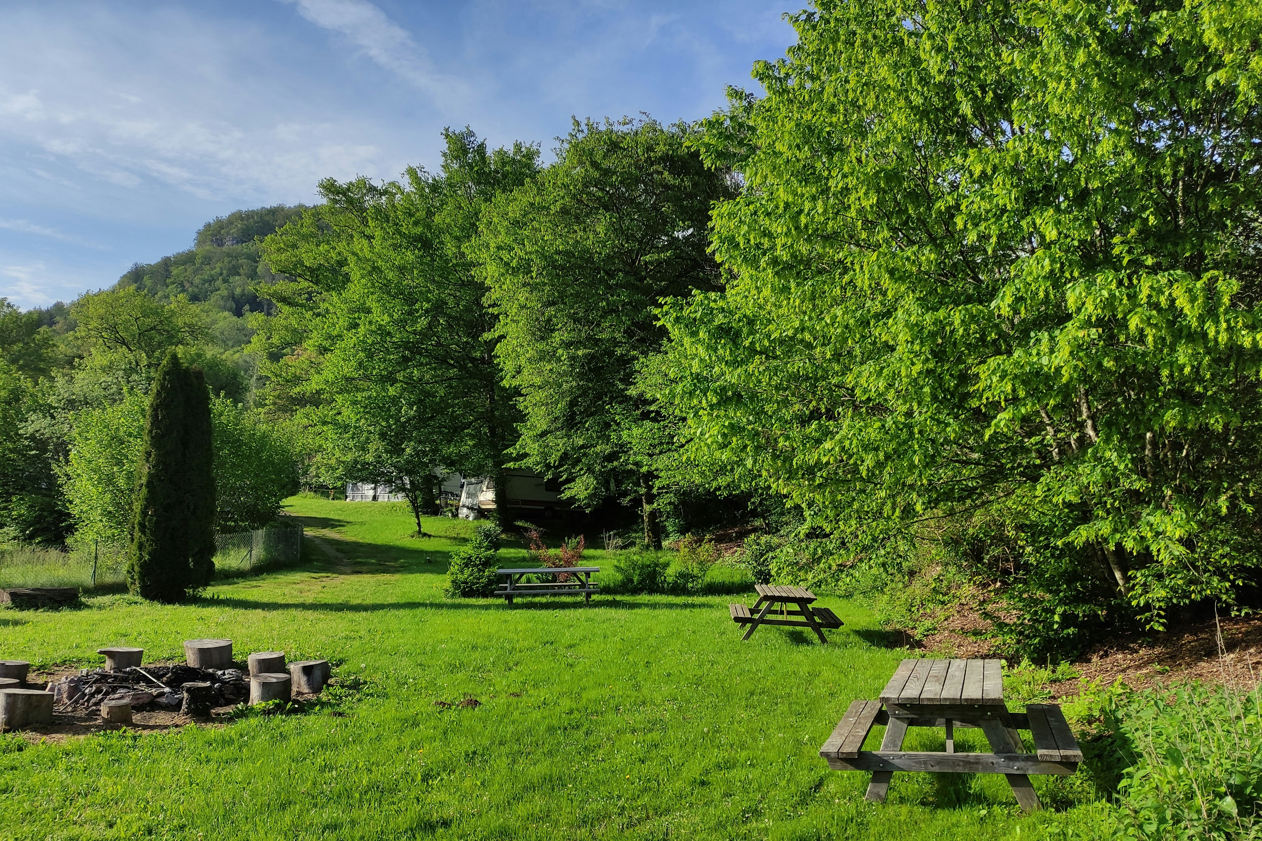 Domaine Le Chanet - Blick auf die Wiese mit Grillstellen und Picknickbänken