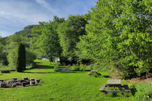 Domaine Le Chanet - Blick auf die Wiese mit Grillstellen und Picknickbänken