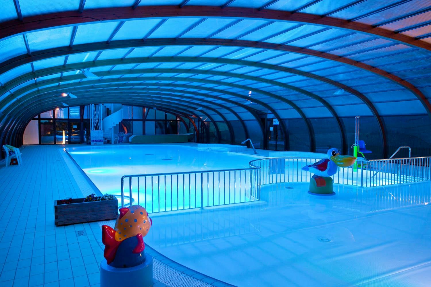 Siblu Camping Domaine de Litteau - Pool mit Überdachung auf dem Campingplatz