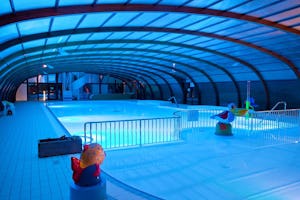 Siblu Camping Domaine de Litteau - Pool mit Überdachung auf dem Campingplatz