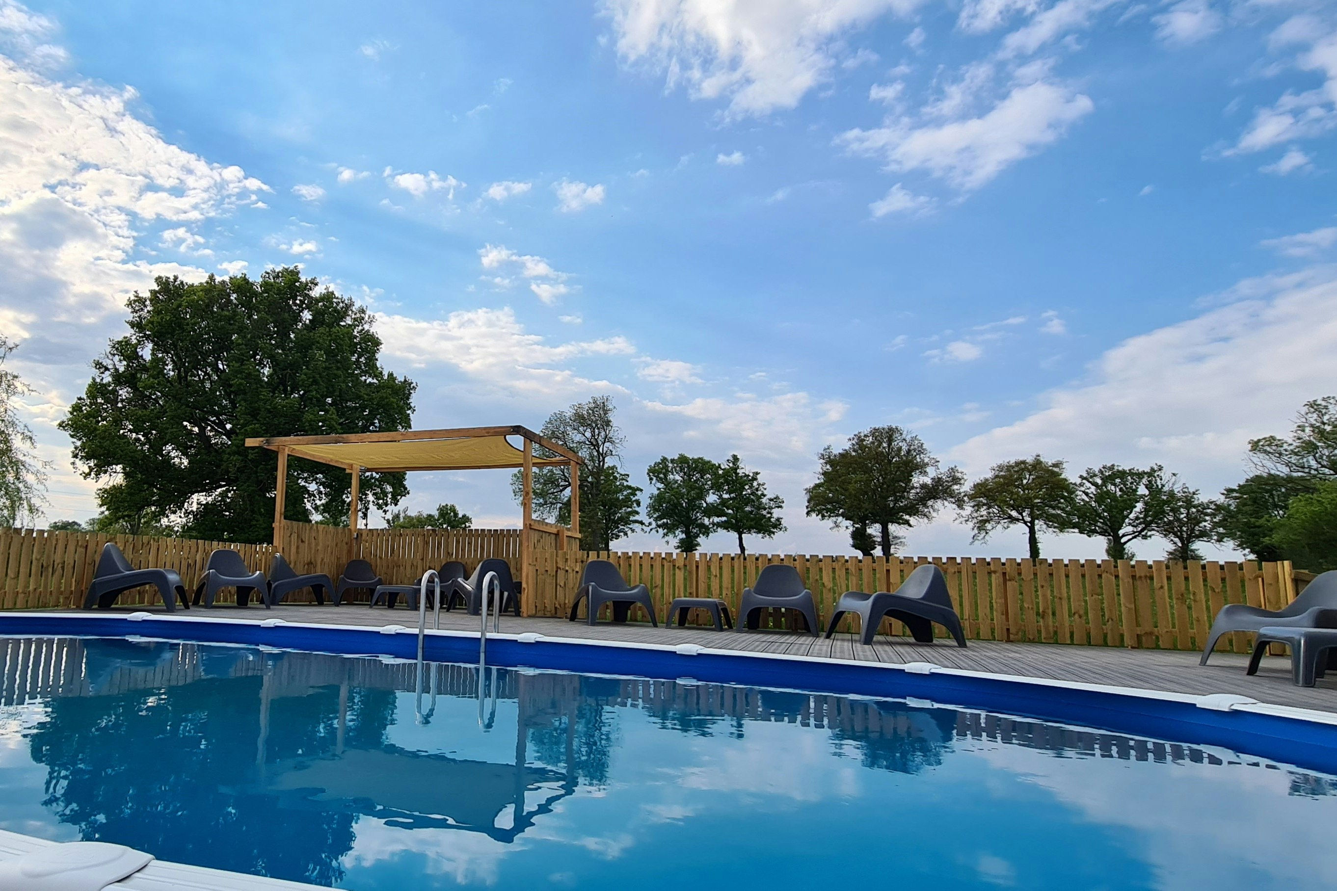 Domaine Le Petit Moulin - Pool auf dem Campingplatz
