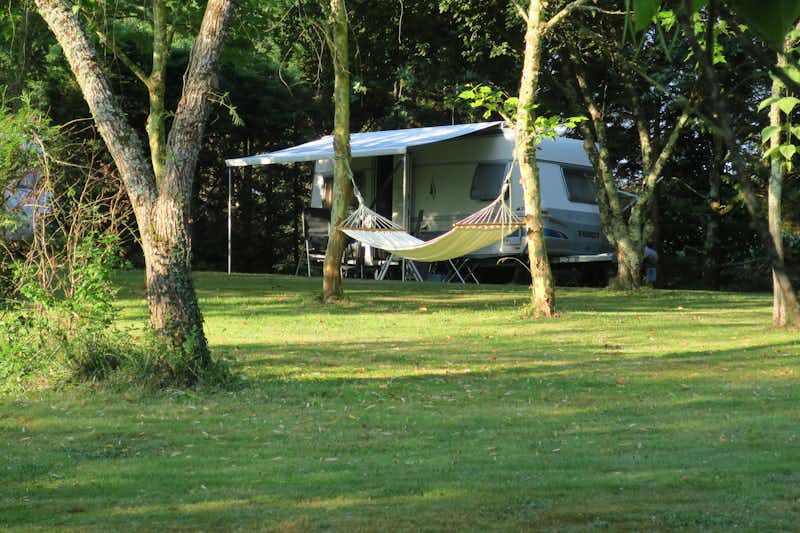 Domaine Le Poteau - Hängematte im Grünen auf dem Campingplatz
