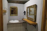 Domaine Le Poteau - Sanitärgebäude mit Waschbecken und Spiegel
