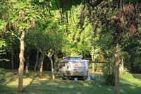 Domaine Le Poteau - Wohnmobil- und  Wohnwagenstellplätze im Schatten der Bäume