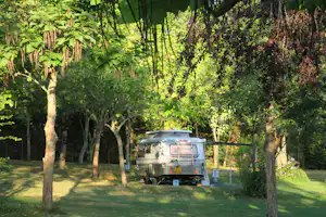 Domaine Le Poteau - Wohnmobil- und Wohnwagenstellplätze im Schatten der Bäume