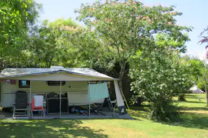 Domaine Le Poteau - Wohnwagenstellplatz im Grünen auf dem Campingplatz