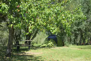 Domaine Le Poteau - Zelt und Esstisch im Grünen auf dem Campingplatz