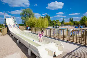 Domaine Les Bois du Bardelet - Camper auf der Wasserrutsche vom Campingplatz