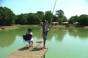 Domaine Les Bois du Bardelet - Camper beim Angeln am See vom Campingplatz