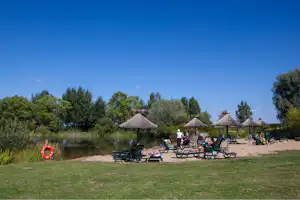 Domaine Les Bois du Bardelet - Strand vom Campingplatz am See mit Sonnenschirmen und Liegestühlen