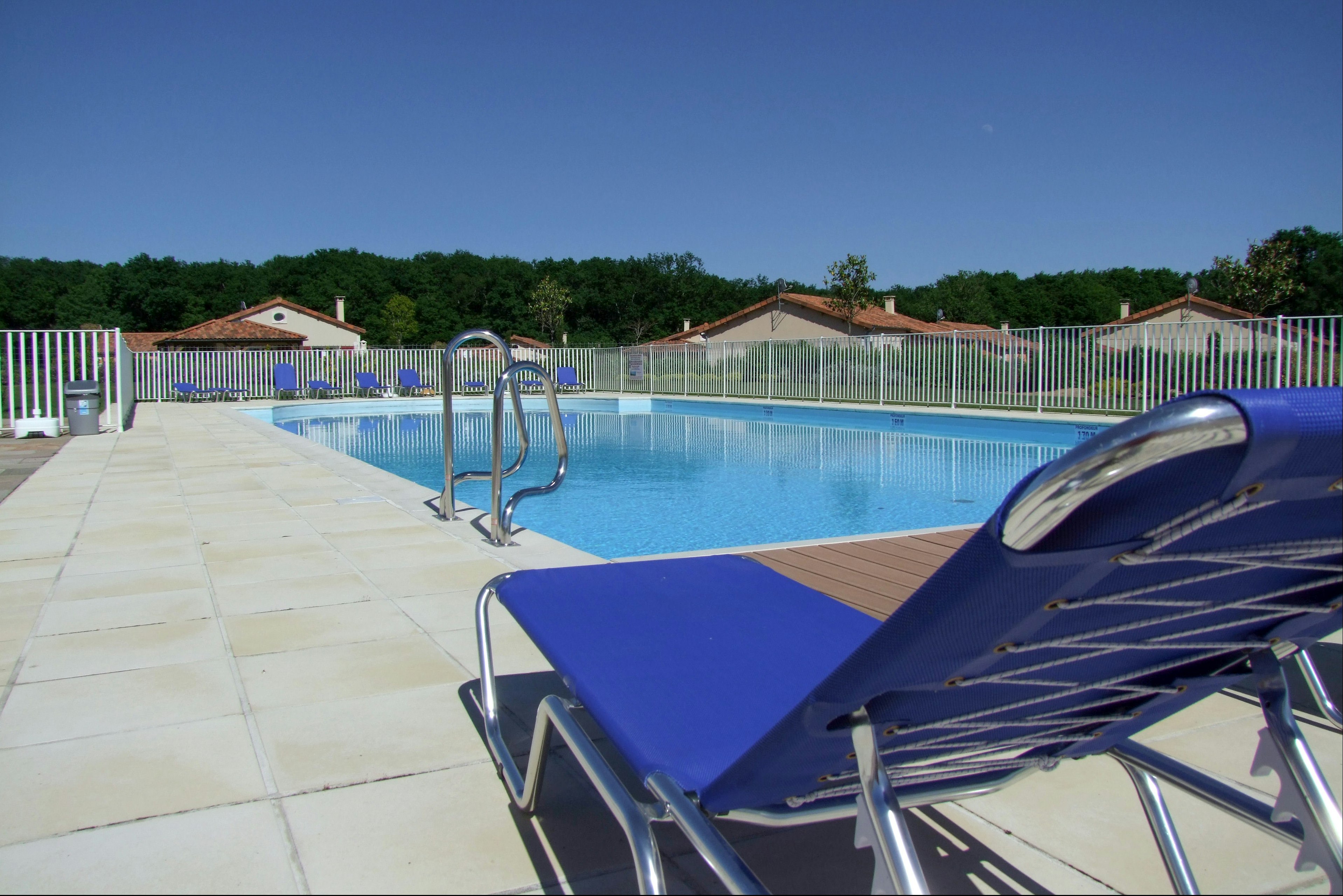 Domaine les Forges - Le Bois Senis - Blick auf den Pool im Freien auf dem Campingplatz