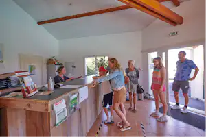 Domaine les Forges - Le Bois Senis - Rezeption des Campingplatzes