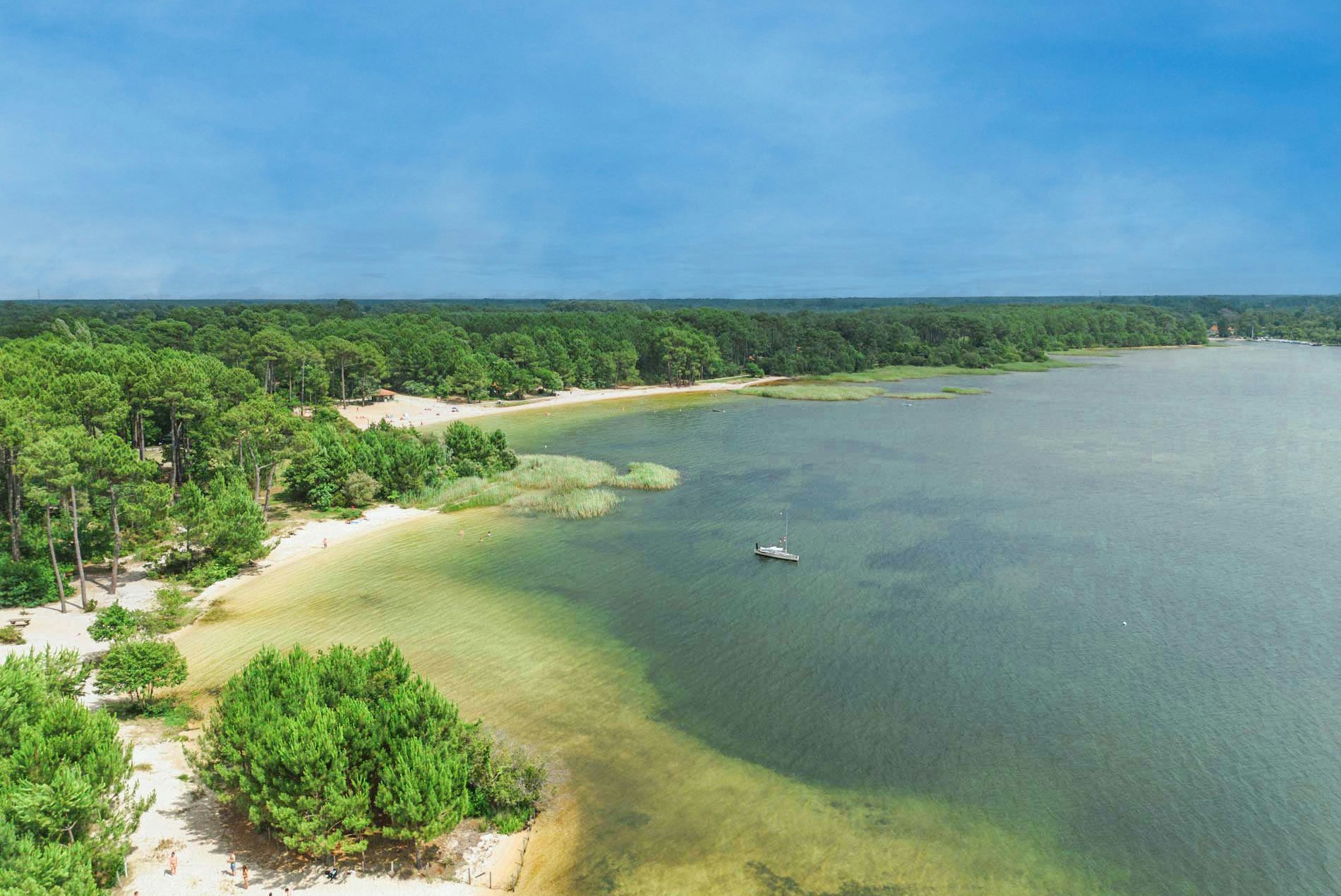 Yelloh! Village Domaine Les Oréades  Domaine les Oréades  - Luftaufnahme des Badestrandes am See