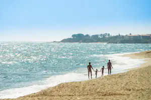 Domaine naturiste de Bagheera - Camperfamilie am Strand vom Campingplatz am Mittelmeer