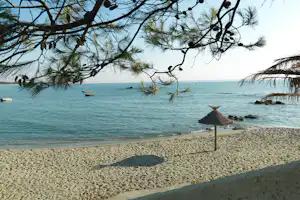 Domaine naturiste de Bagheera - Sonnenschirm am Strand vom Campingplatz am Mittelmeer