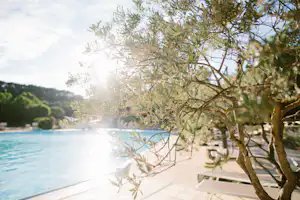 Domaine Naturiste de Bélézy - Poolanlage auf dem Campingplatz