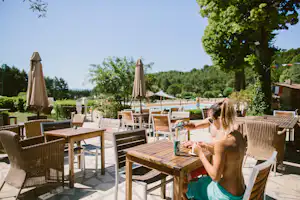 Domaine Naturiste de Bélézy - Terrasse vom Restaurant mit Blick auf den Pool