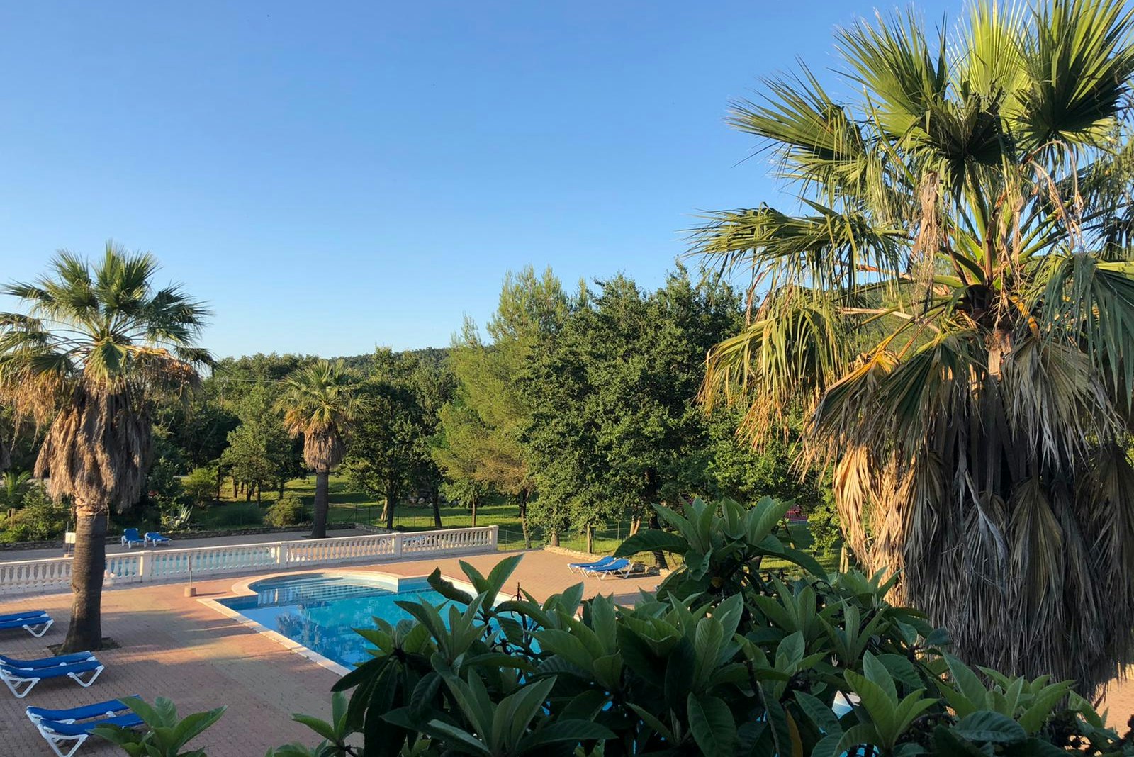 Domaine Naturiste La Clapère - Blick auf das Freibad des Campingplatzes