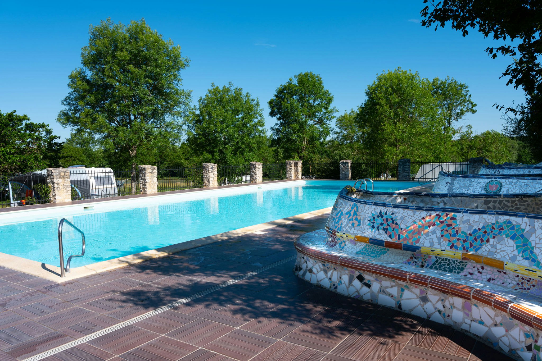 Domaine Naturiste La Petite Brenne - Großes Schwimmbad mit Gaudi-Bank